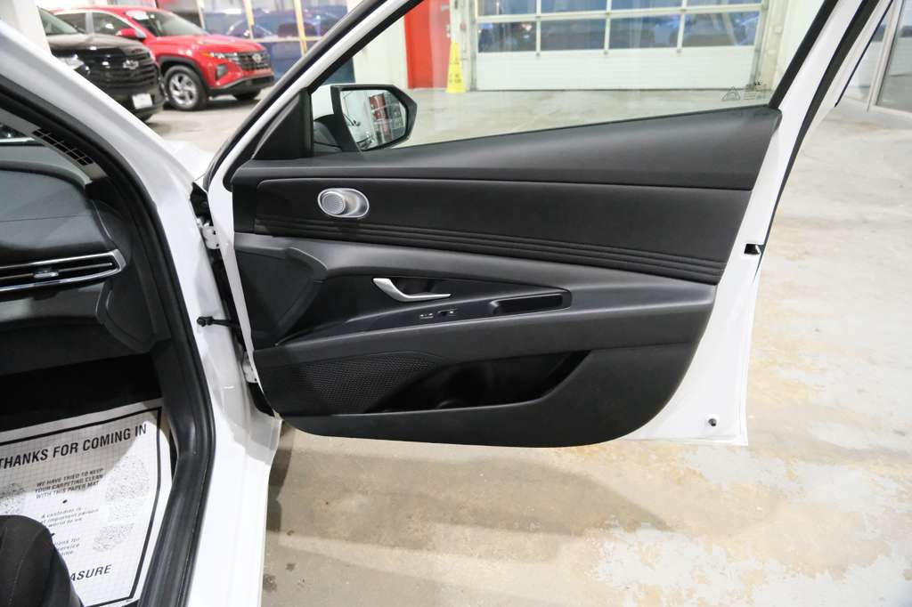 Used 2025 Hyundai Elantra SEL FWD image 32