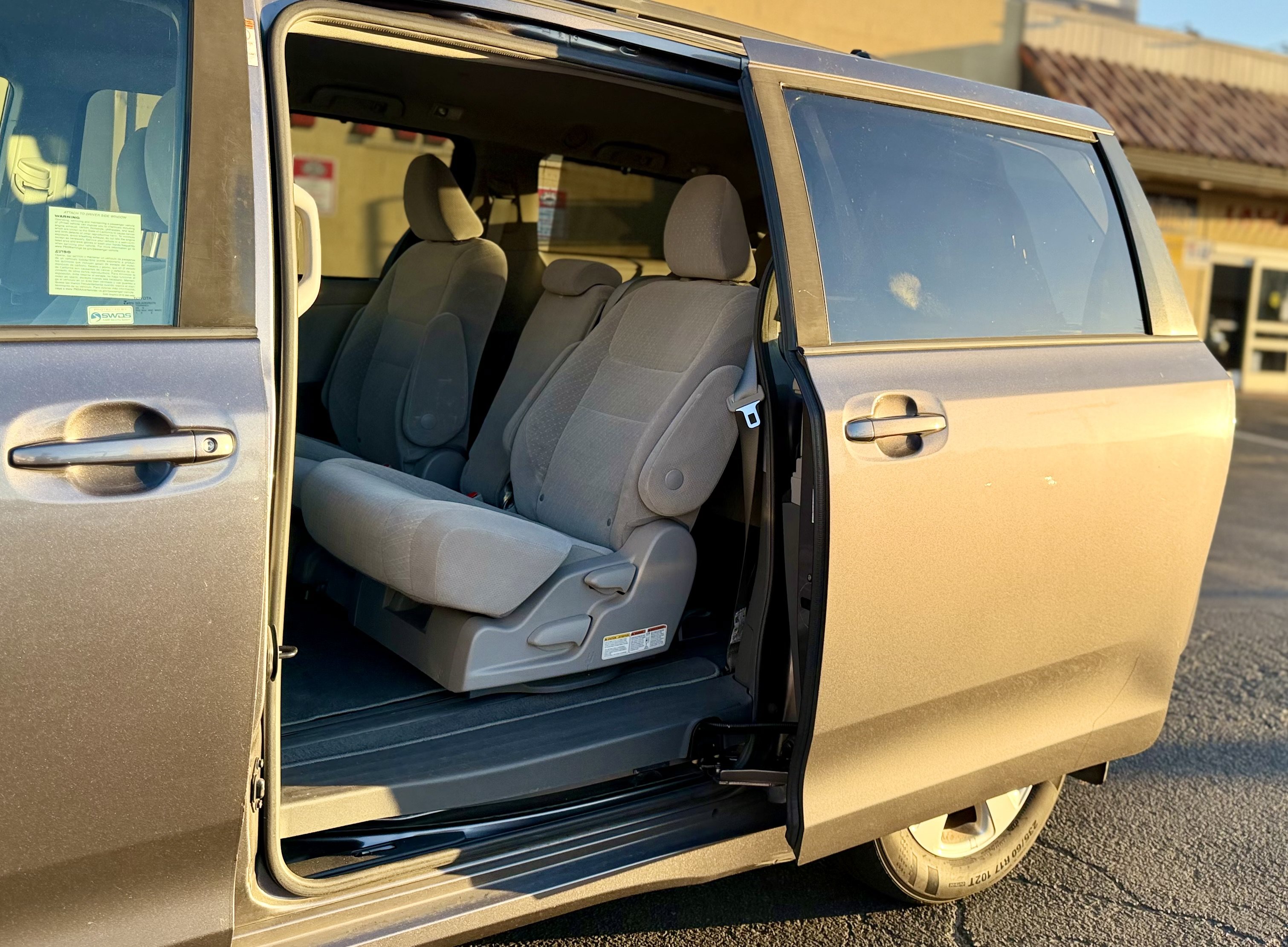 Used 2019 Toyota Sienna LE w/ Carpet Mat Package FWD image 16