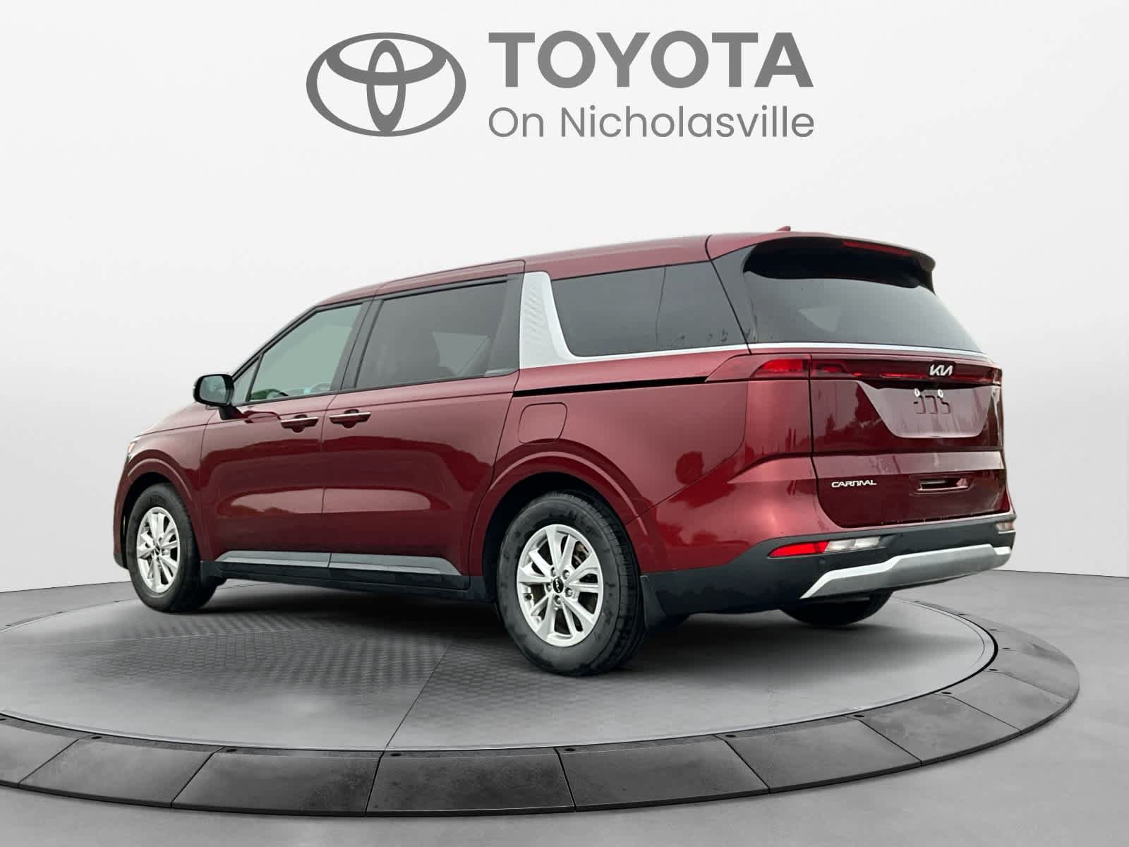 Used 2023 Kia Carnival LX FWD image 3