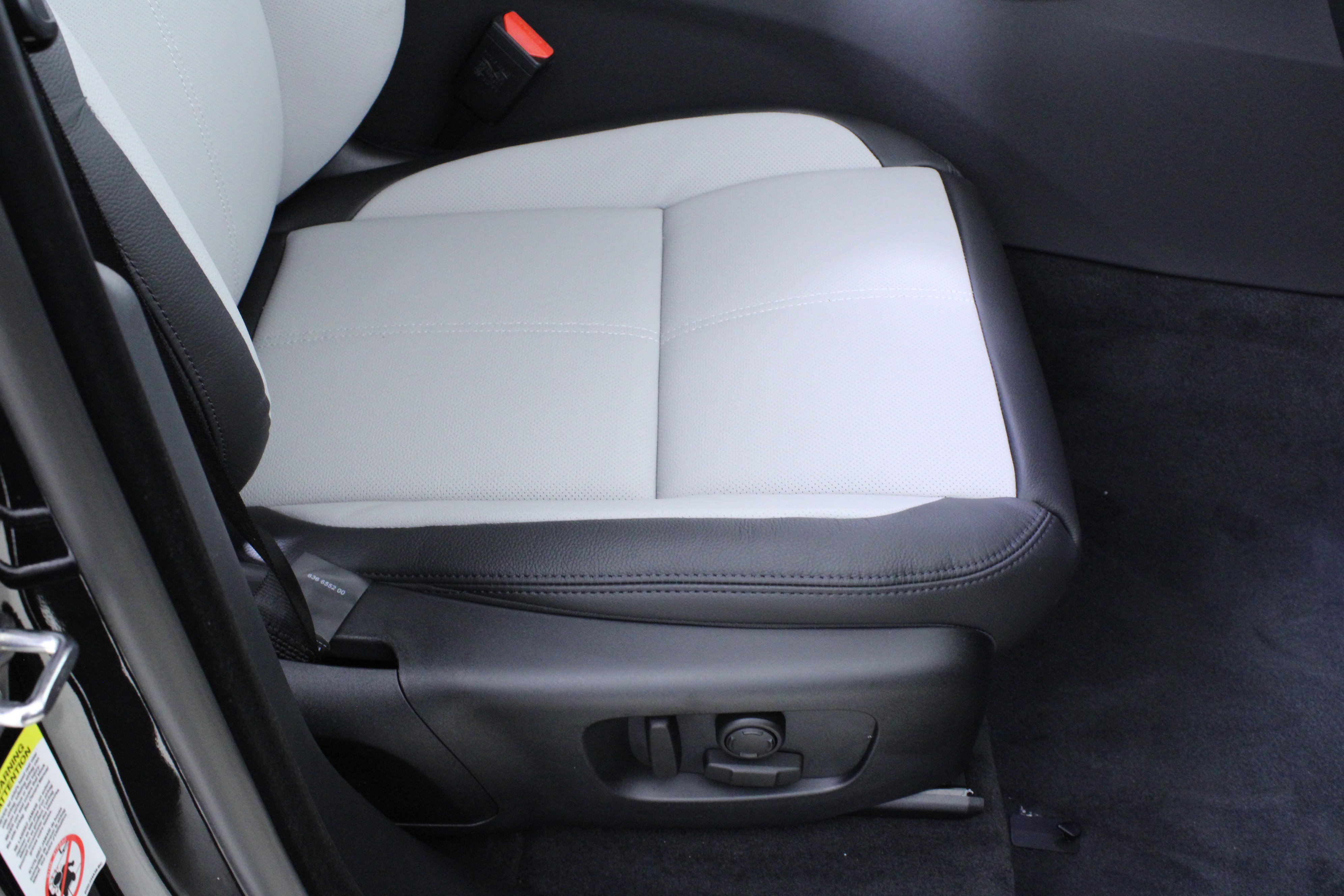 New 2026 Land Rover Range Rover Velar Dynamic SE image 13