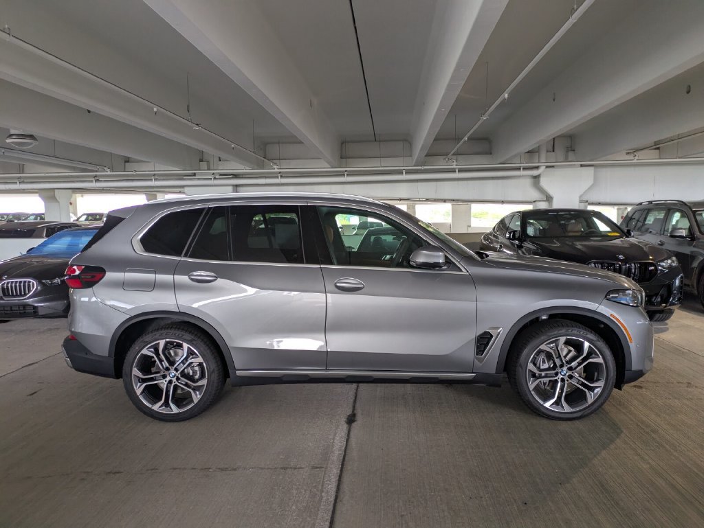 New 2026 BMW X5 xDrive40i w/ Premium Package AWD/4WD image 3