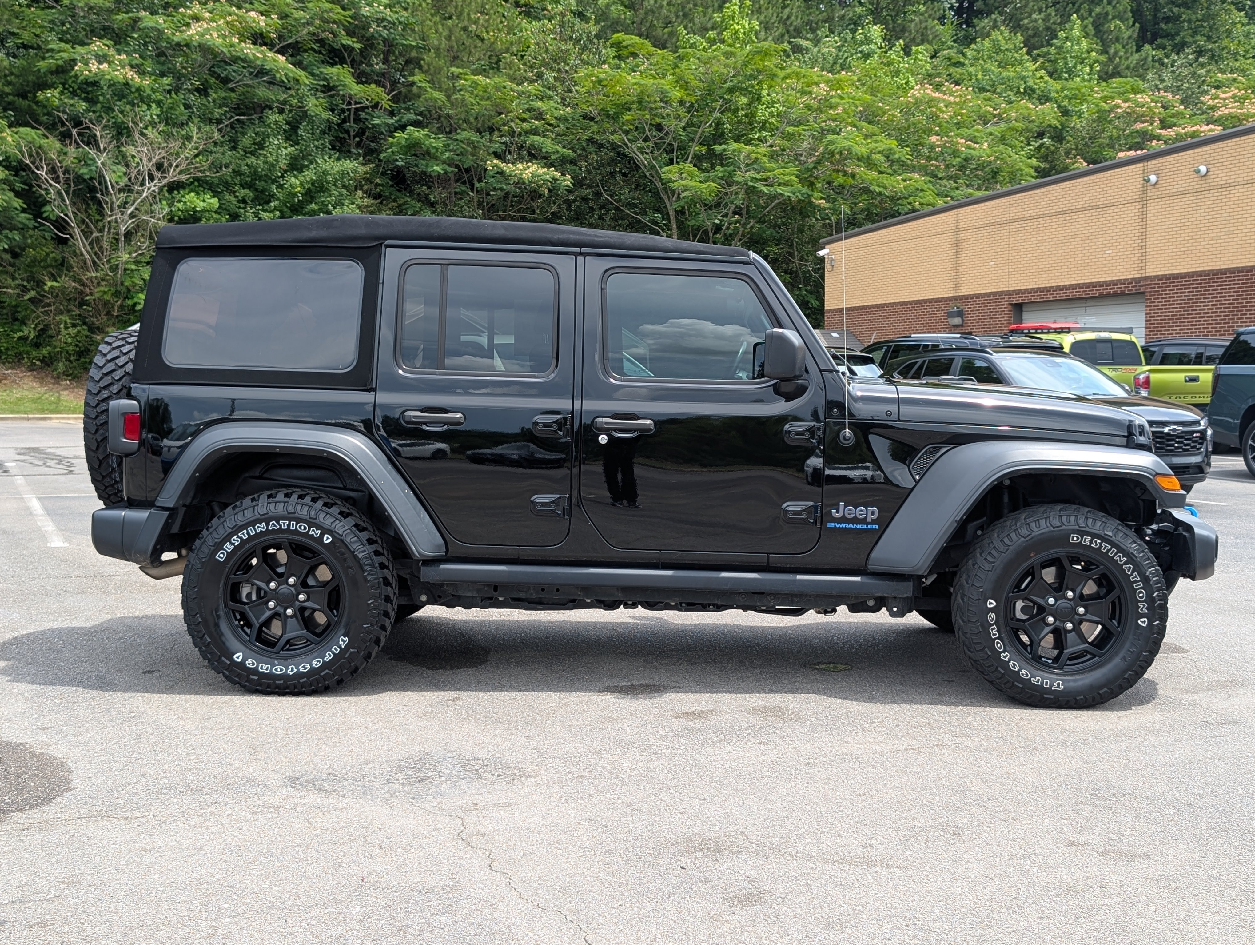 Used 2023 Jeep Wrangler Unlimited w/ Cold Weather Group AWD/4WD image 10