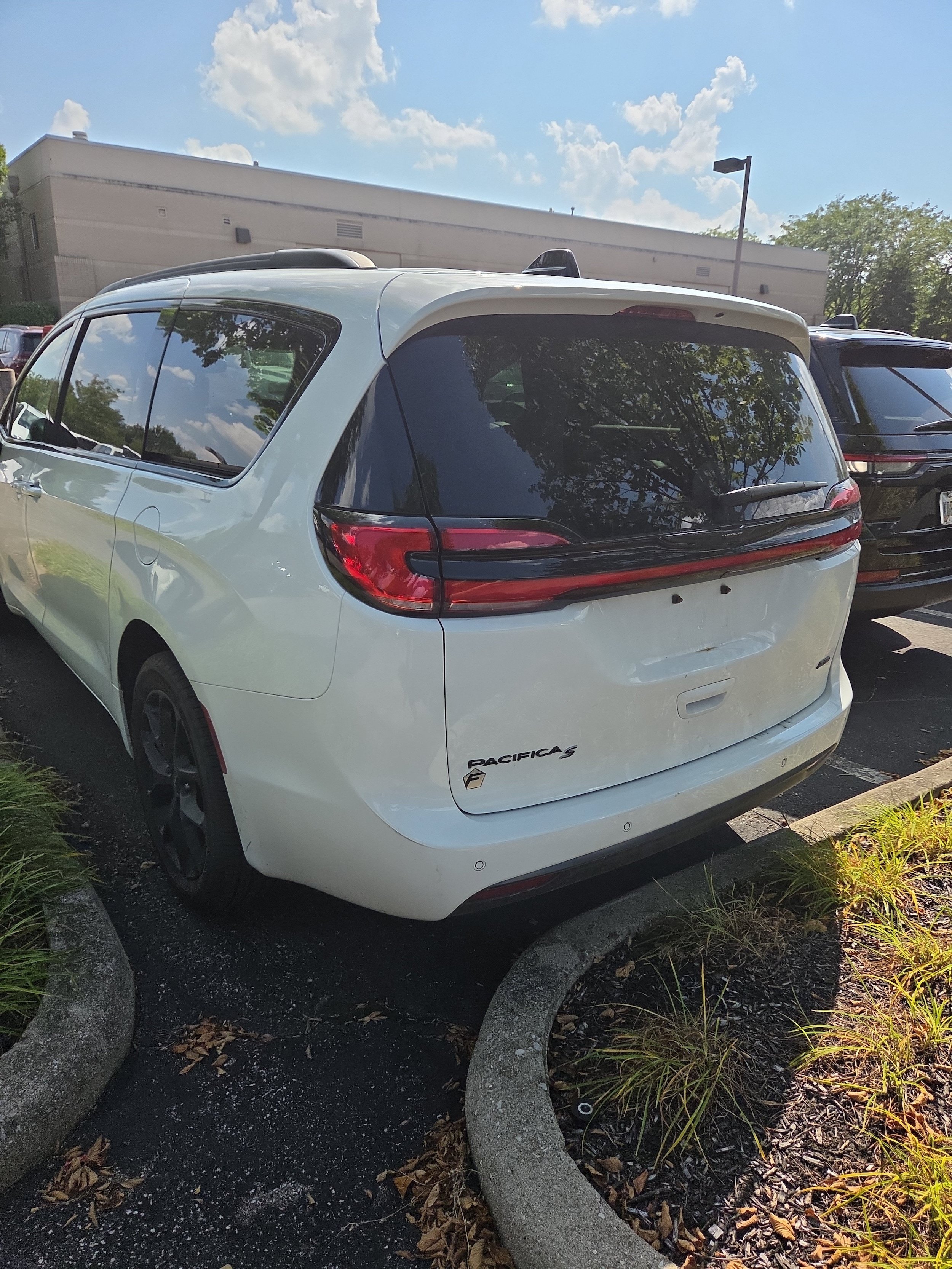 Used 2023 Chrysler Pacifica Touring-L w/ S Appearance Package AWD/4WD image 2