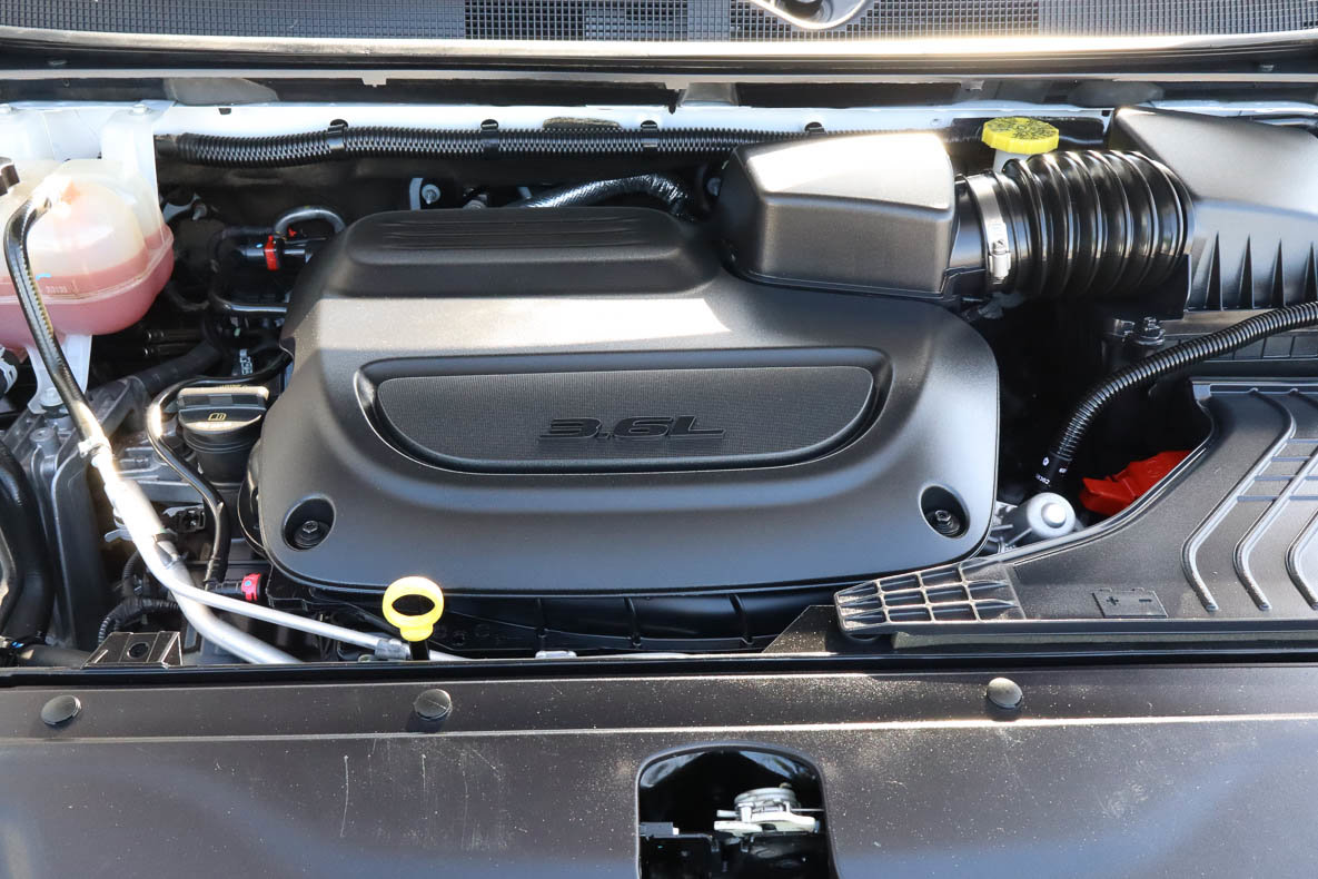 Used 2024 Chrysler Pacifica Limited FWD image 18