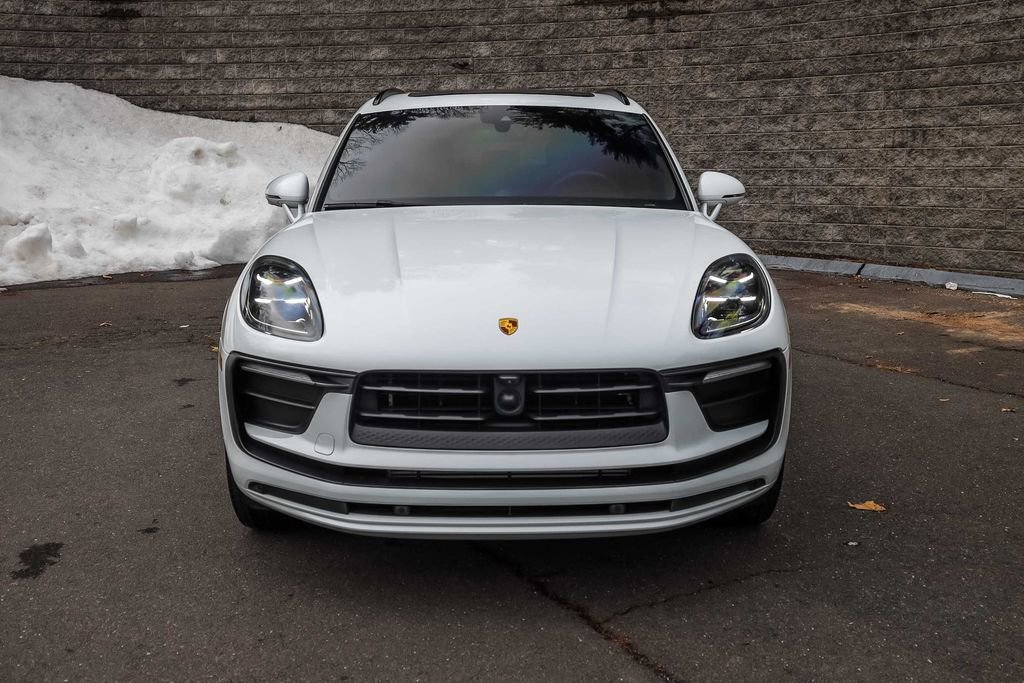 Used 2024 Porsche Macan image 3