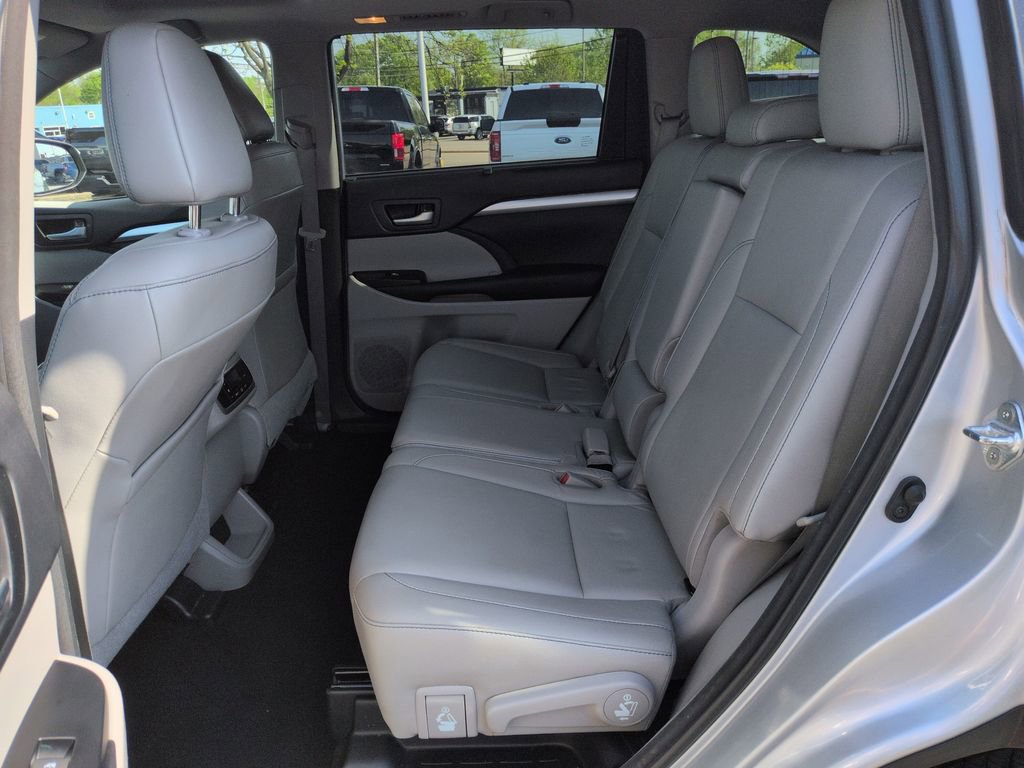 Used 2018 Toyota Highlander XLE AWD/4WD image 25