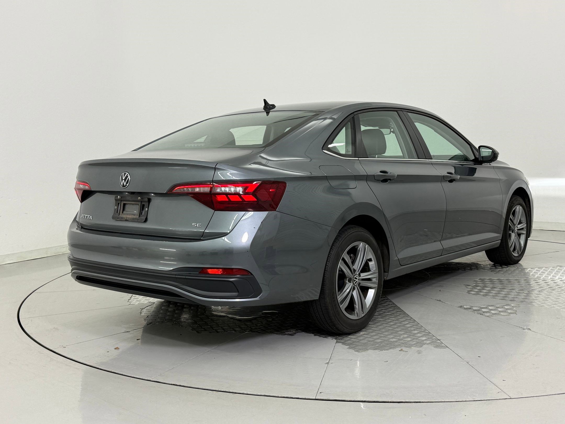 Used 2024 Volkswagen Jetta SE image 9