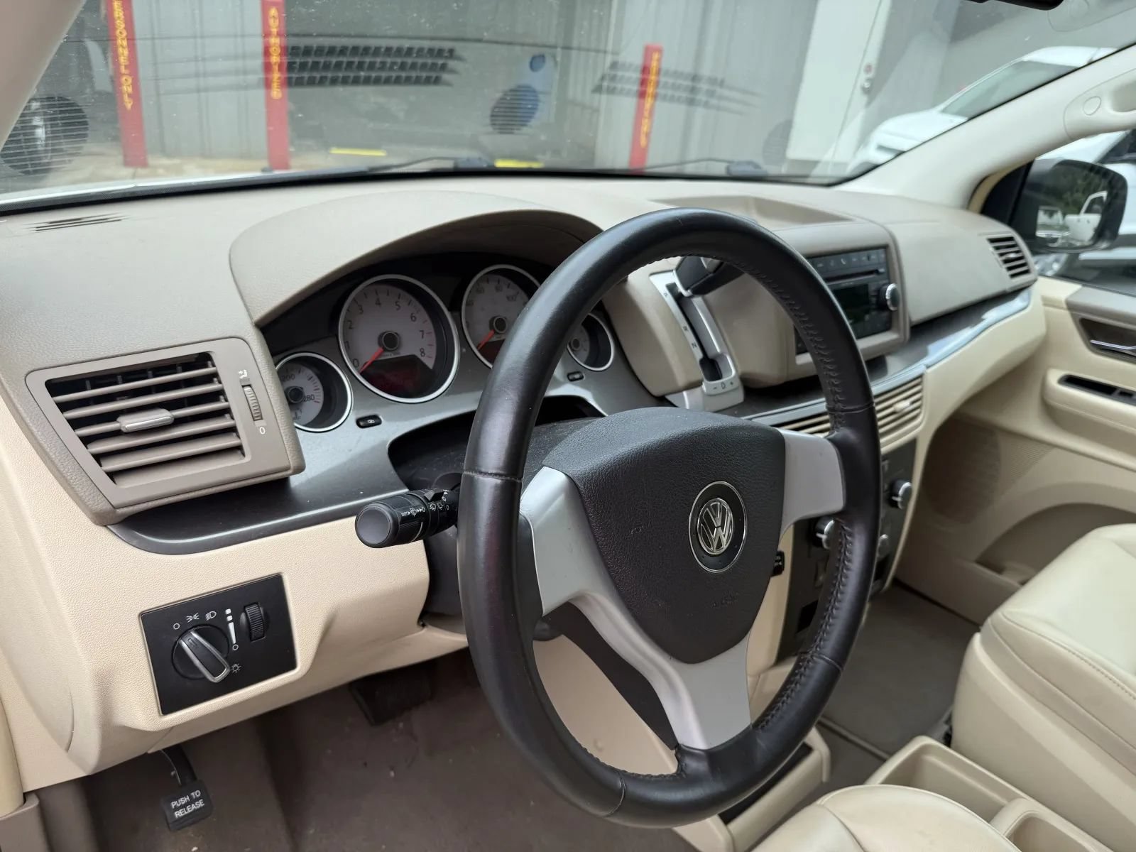 Used 2010 Volkswagen Routan SE FWD image 7