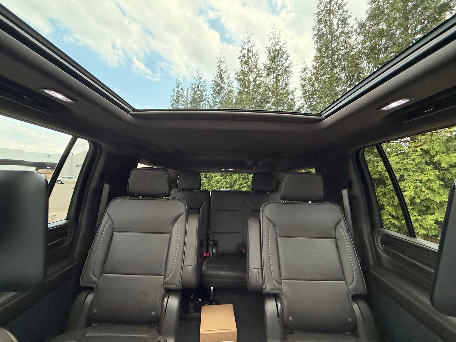 Used 2024 GMC Yukon XL Denali w/ Denali Reserve Package image 3