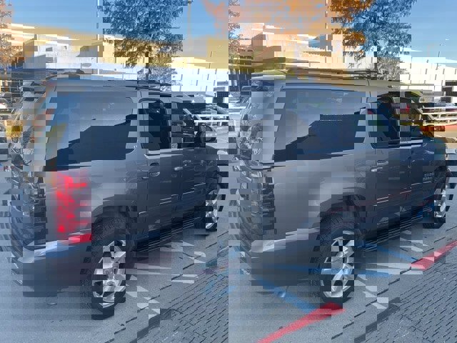 Used 2014 Chevrolet Suburban LT image 4