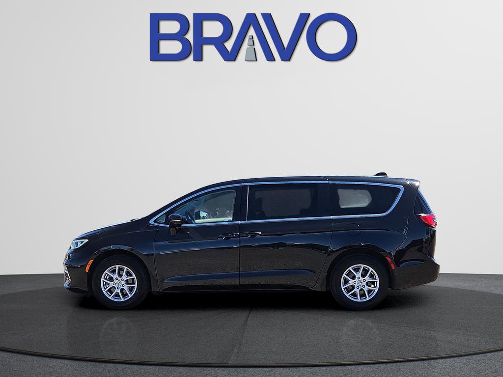 Used 2024 Chrysler Pacifica Touring-L image 6