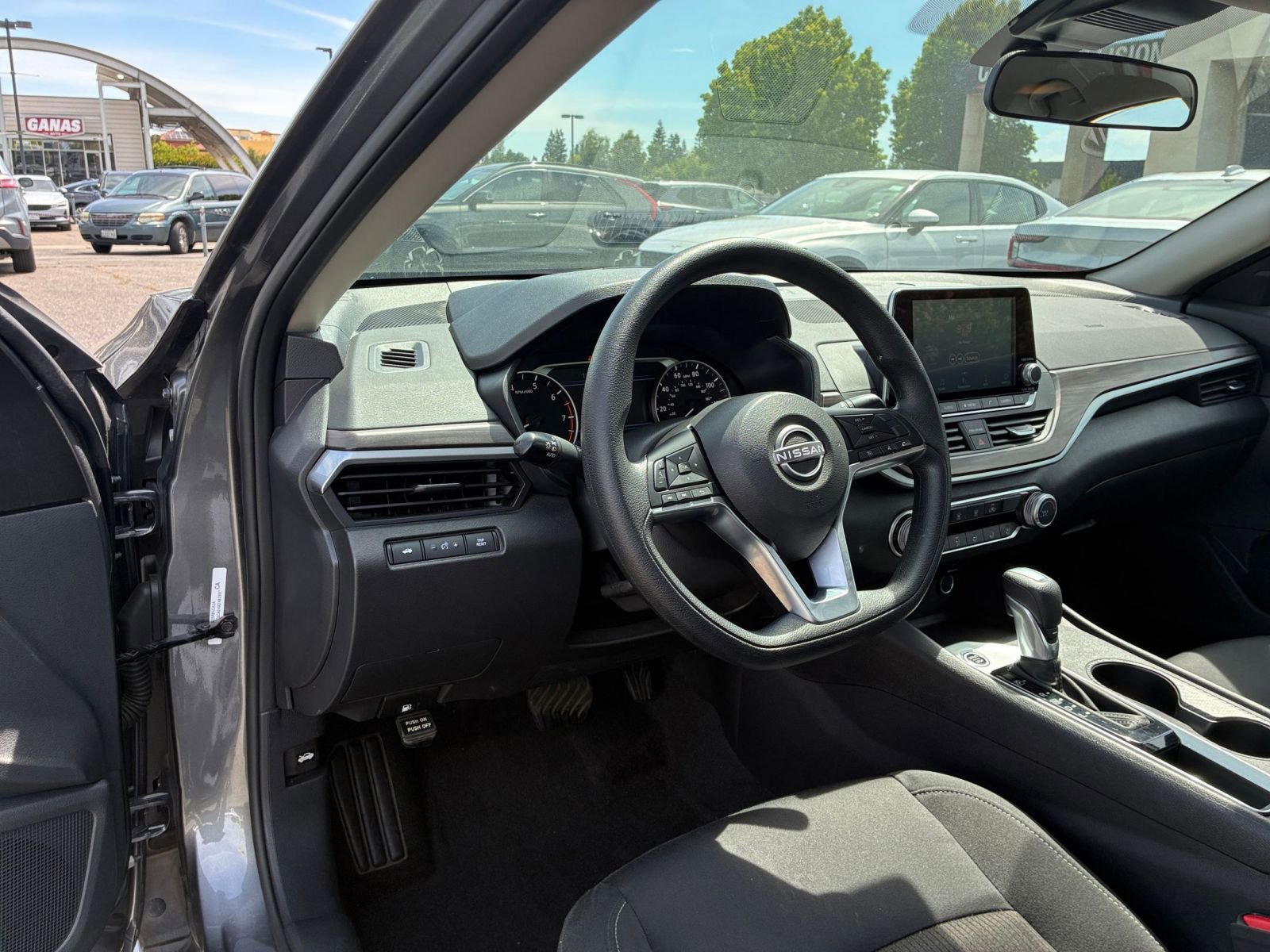 Used 2025 Nissan Altima 2.5 SV FWD image 34