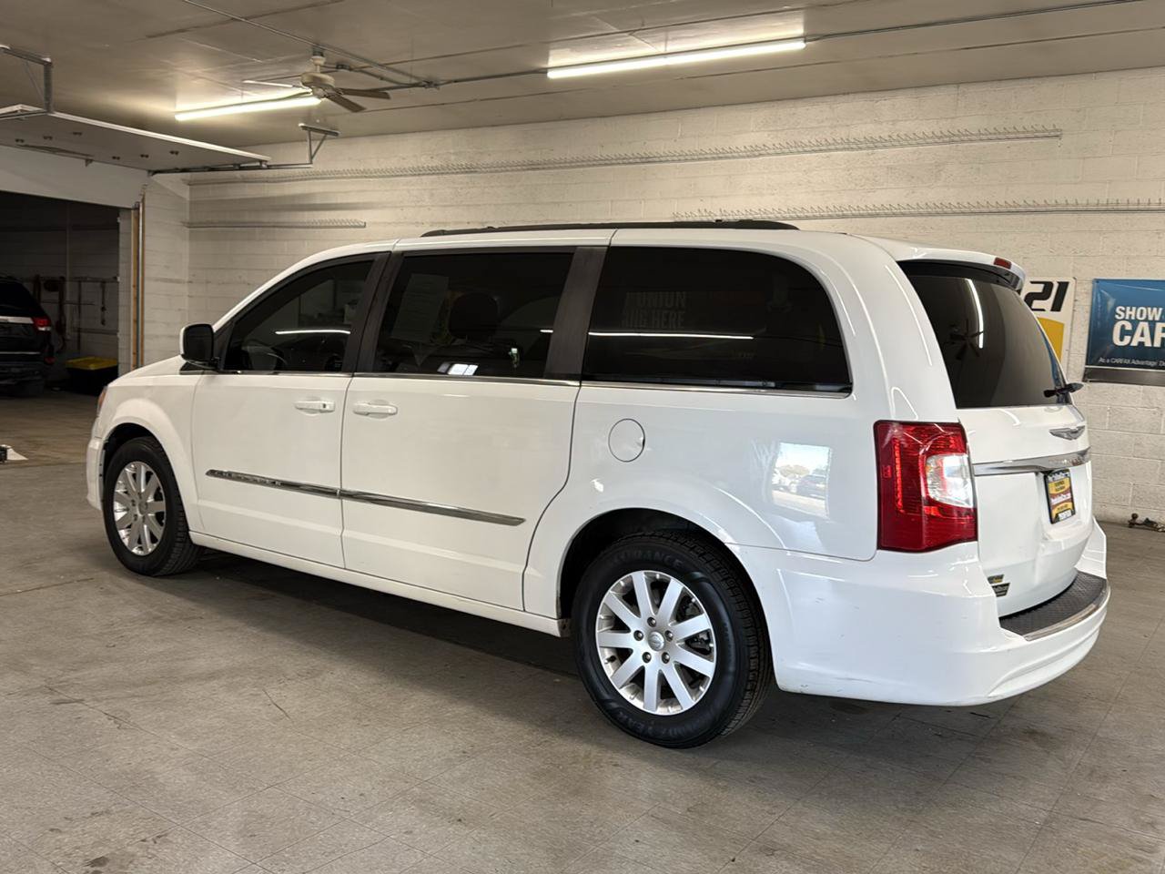 Used 2015 Chrysler Town & Country Touring FWD image 2
