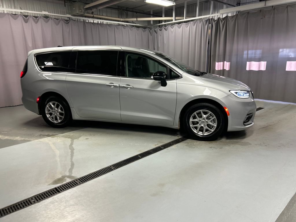 Used 2024 Chrysler Pacifica Touring-L FWD image 8