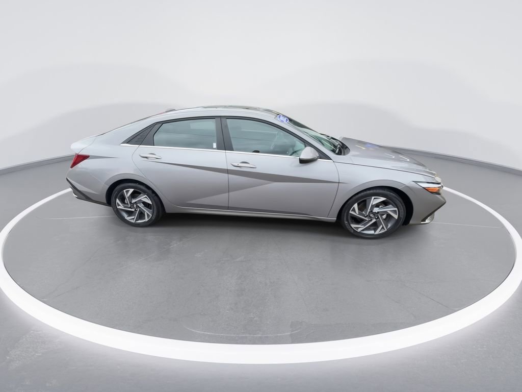 Used 2025 Hyundai Elantra SEL FWD image 9