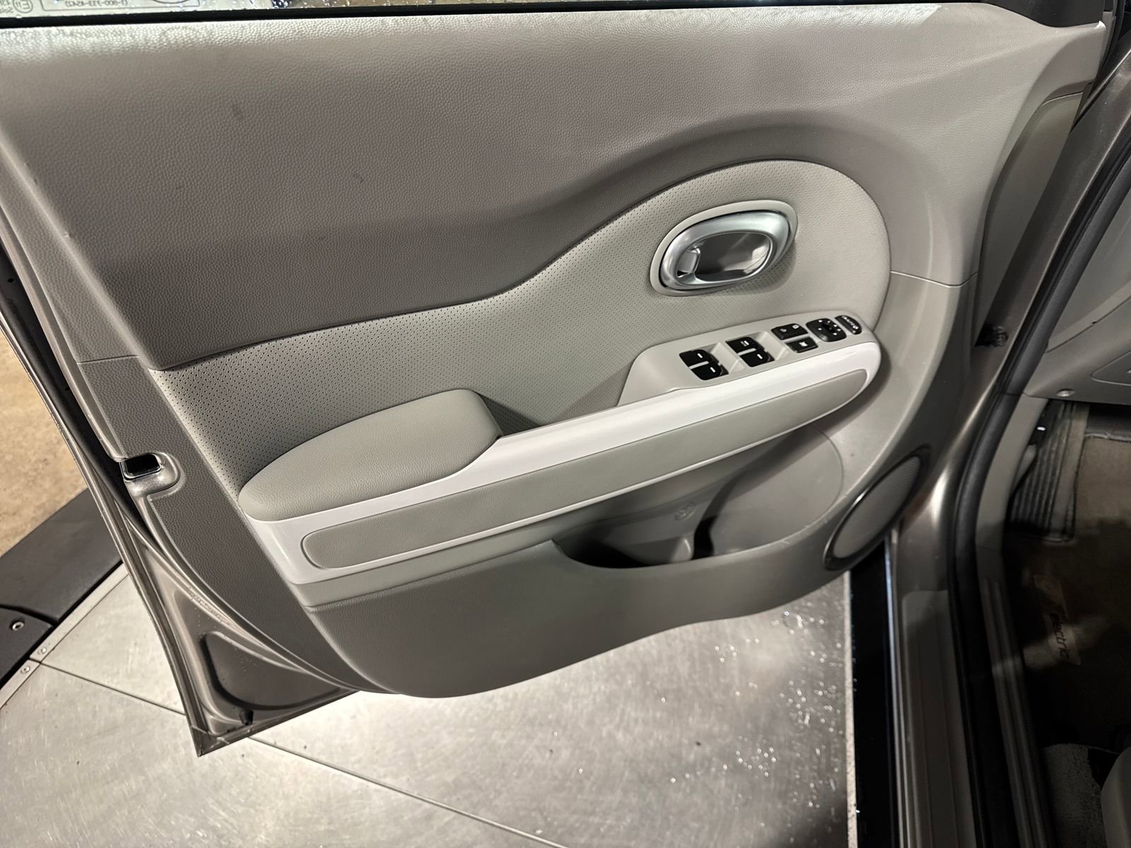 Used 2018 Kia Soul EV + FWD image 23
