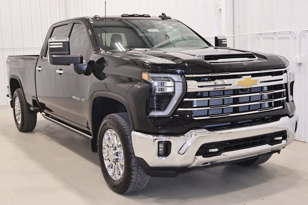 Used 2025 Chevrolet Silverado 2500 LTZ w/ LTZ Premium Package image 3