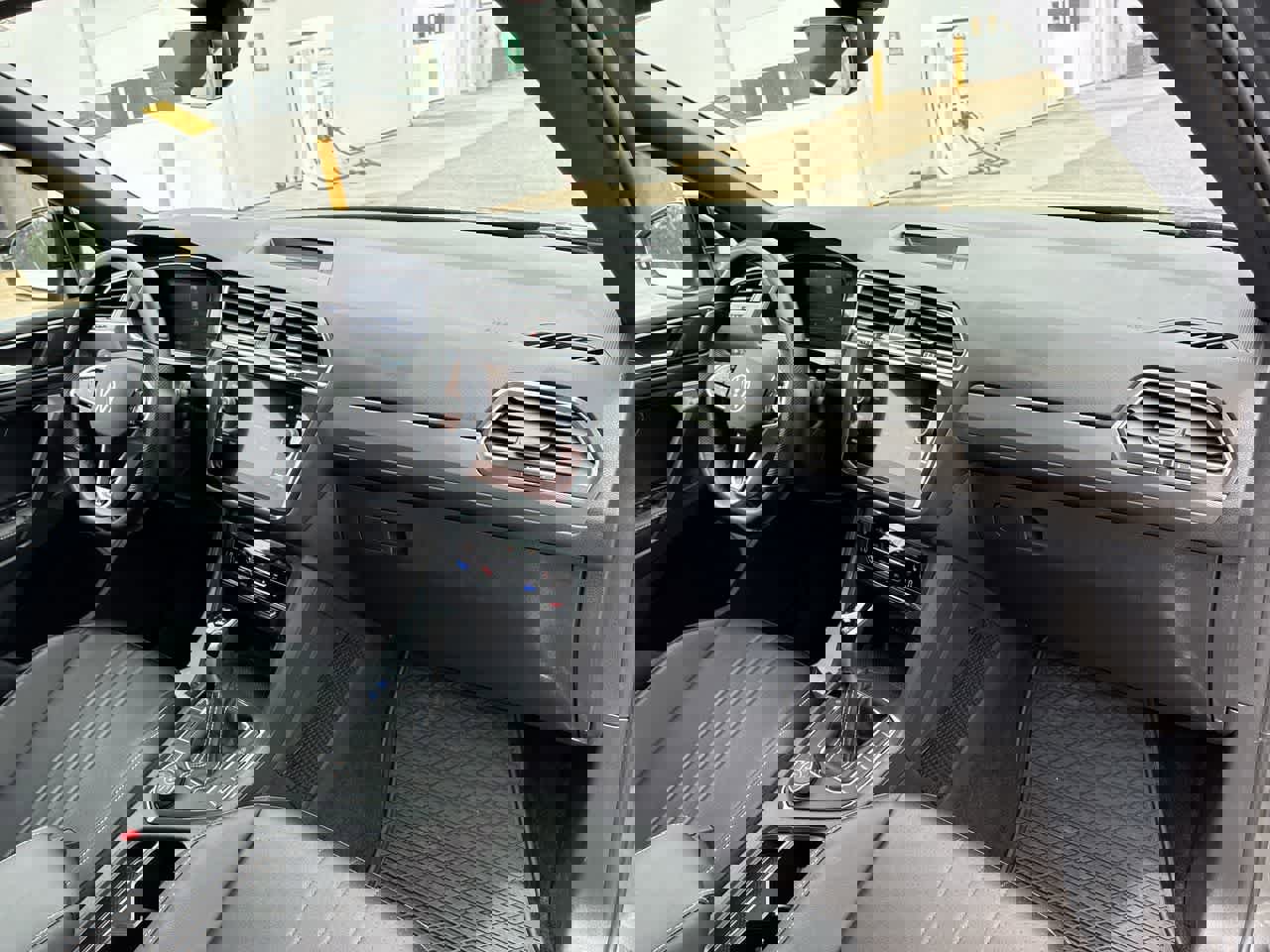 Used 2022 Volkswagen Tiguan SE R-Line image 28