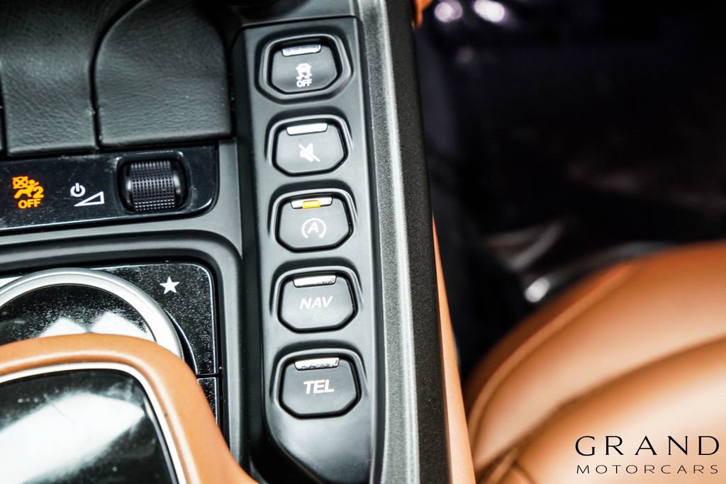 Used 2021 Aston Martin V8 Vantage Roadster RWD image 27