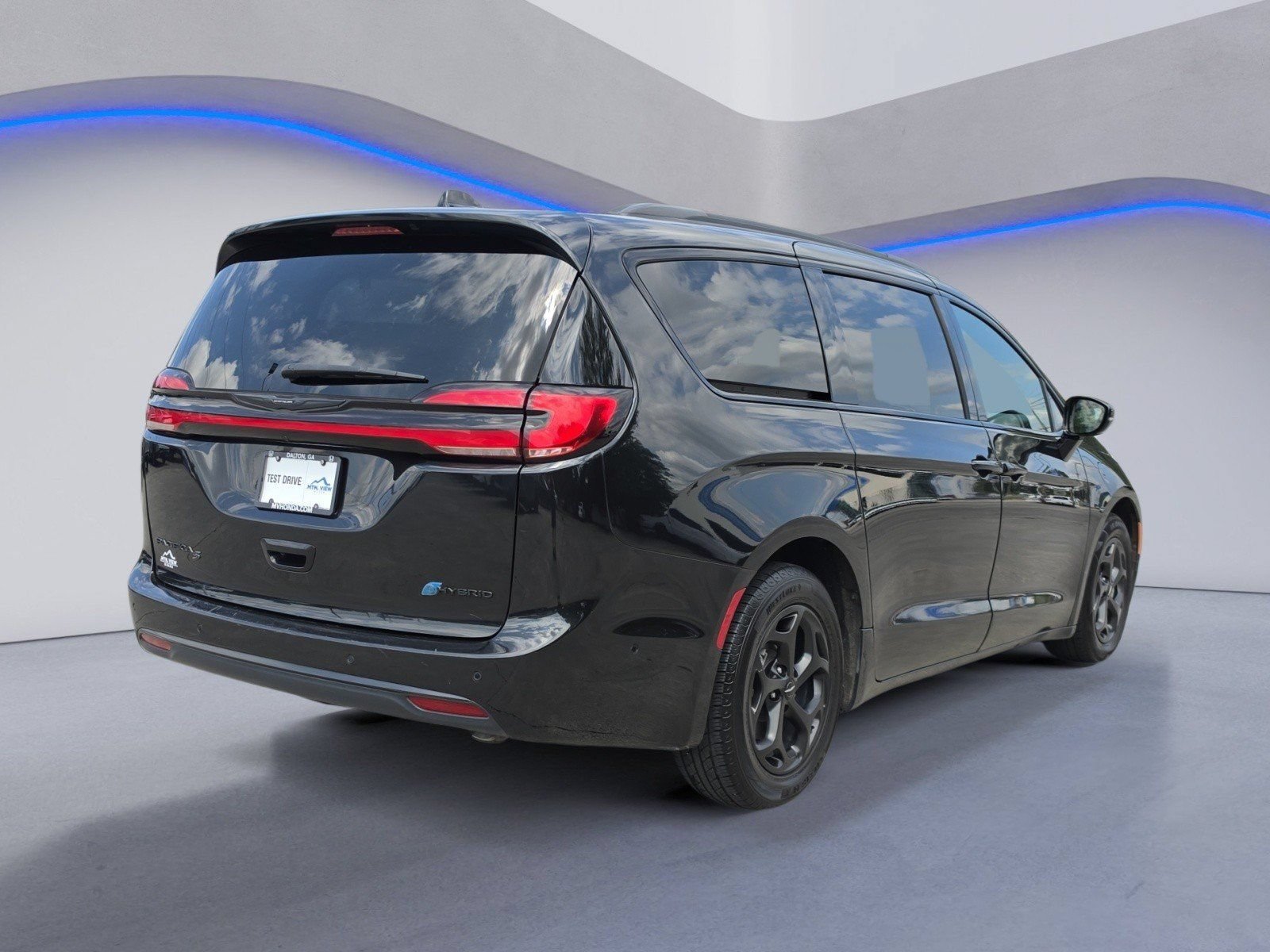 Used 2024 Chrysler Pacifica Premium FWD image 6