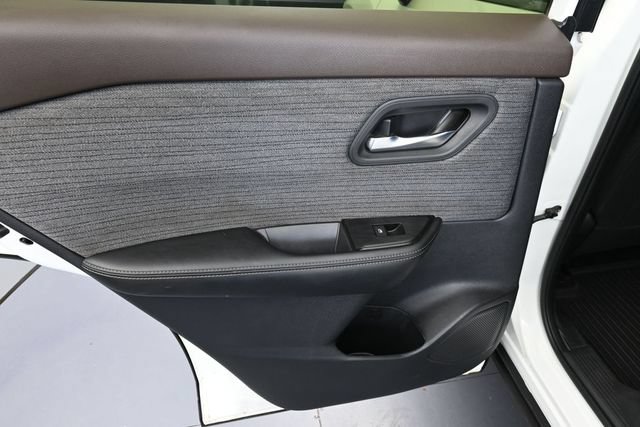 Used 2023 Nissan Rogue SV FWD image 27