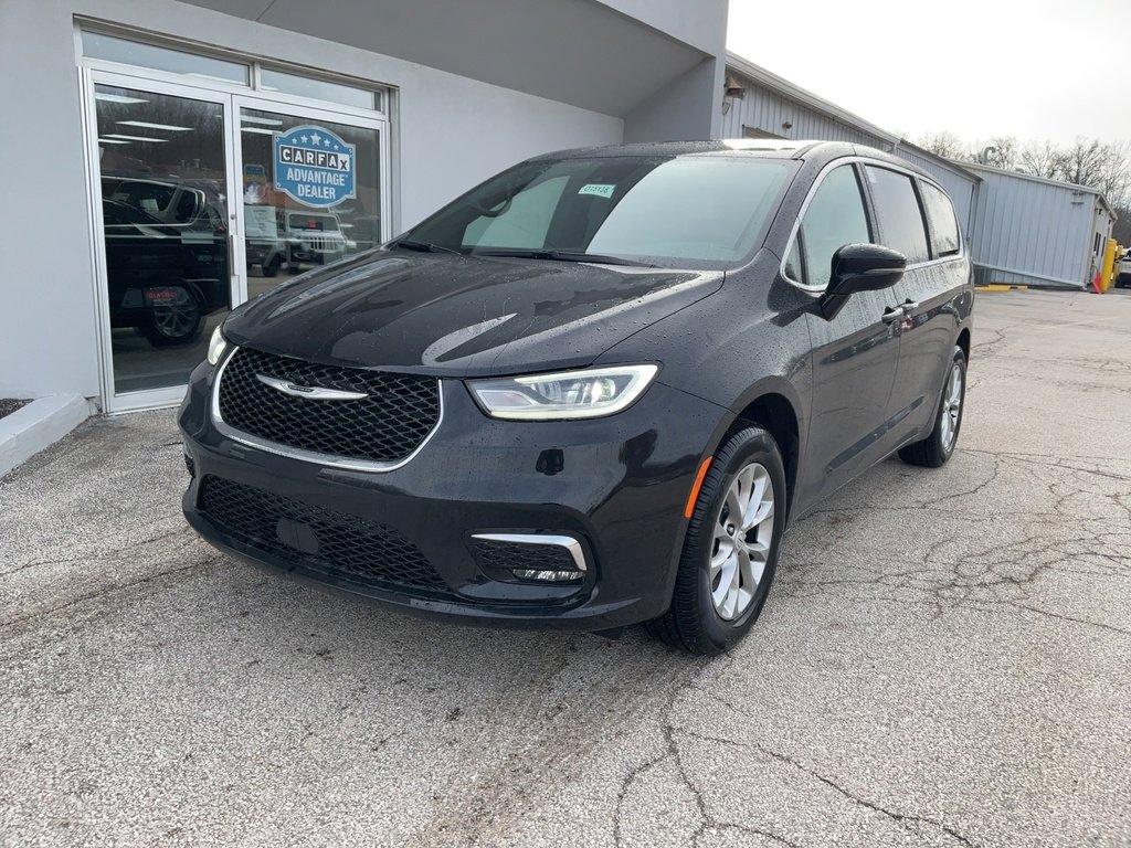 New 2026 Chrysler Pacifica Limited w/ Uconnect Theater Family Group image 3