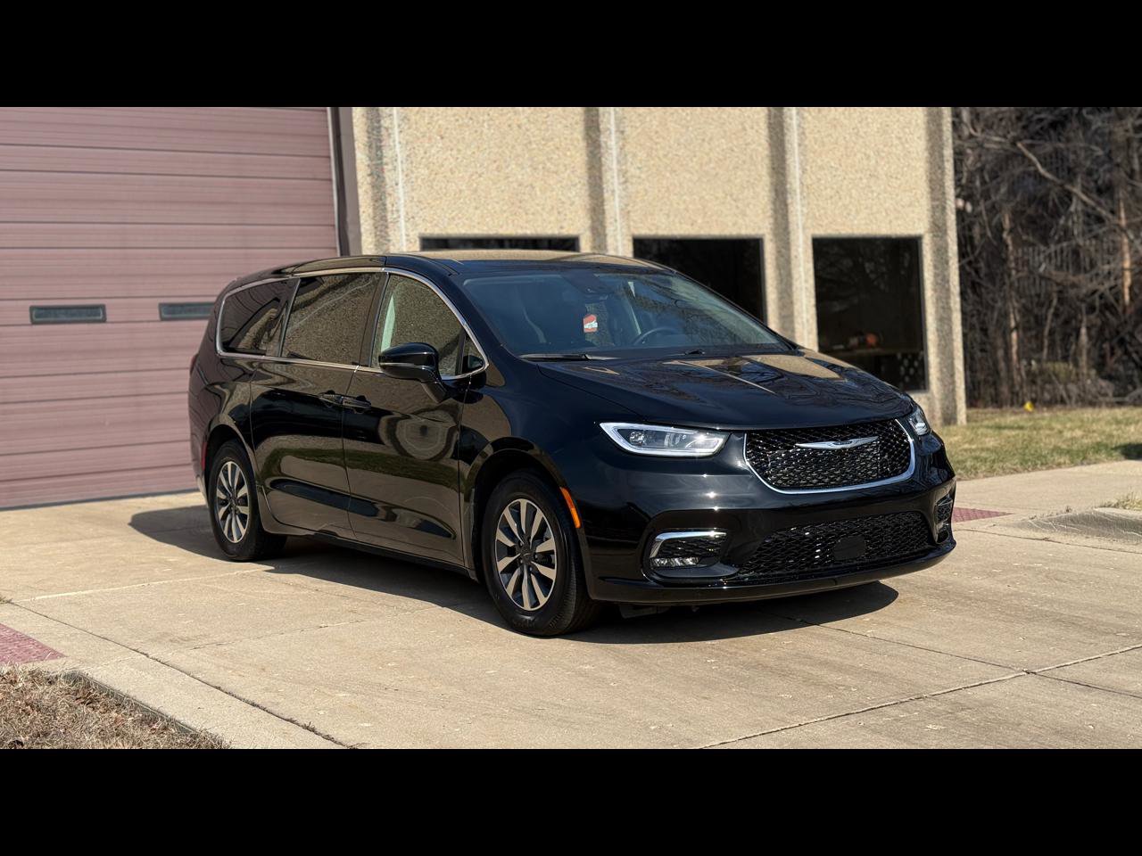 Used 2024 Chrysler Pacifica Select FWD image 1