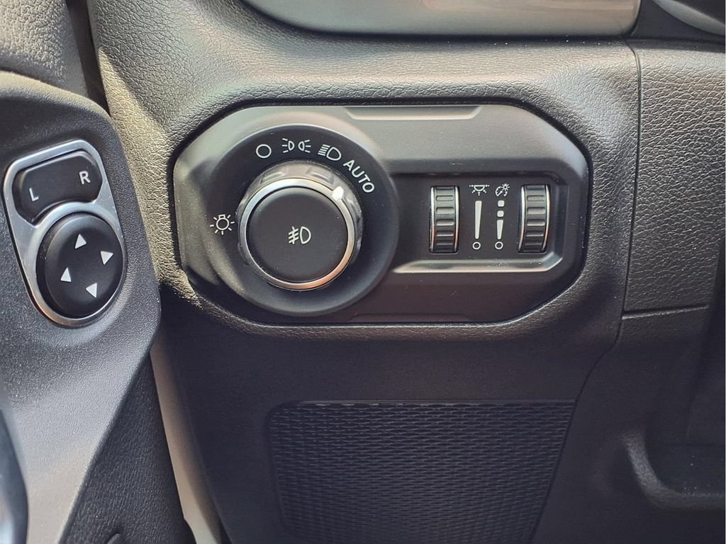 Used 2020 Jeep Wrangler Unlimited Sahara AWD/4WD image 18