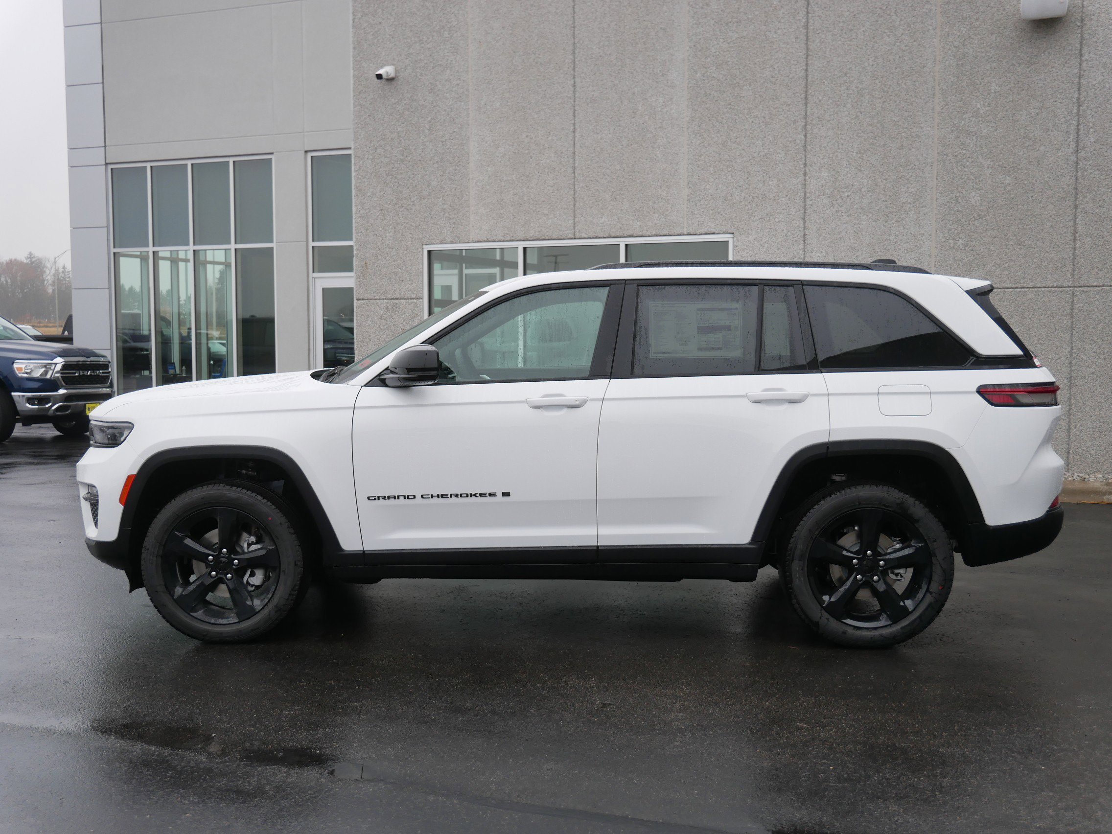 New 2025 Jeep Grand Cherokee Limited w/ Black Appearance Package image 3