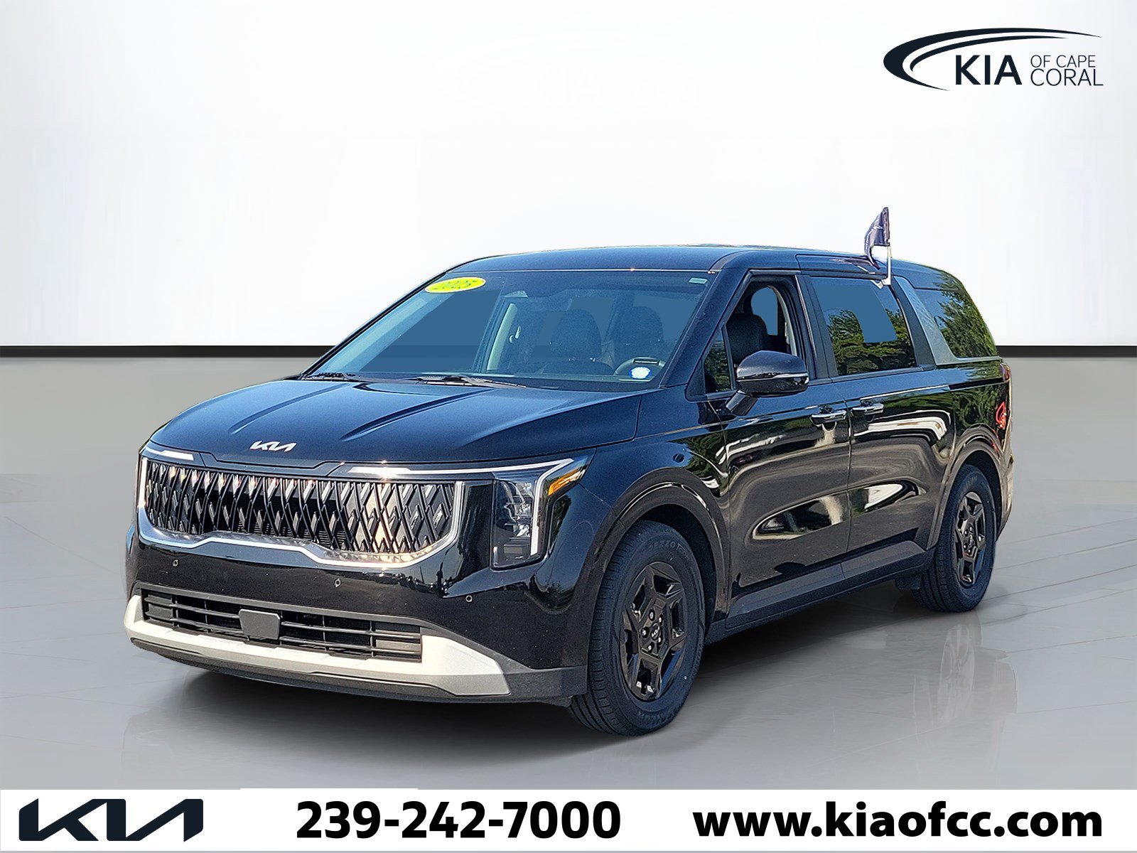 Certified 2025 Kia Carnival FWD image 3