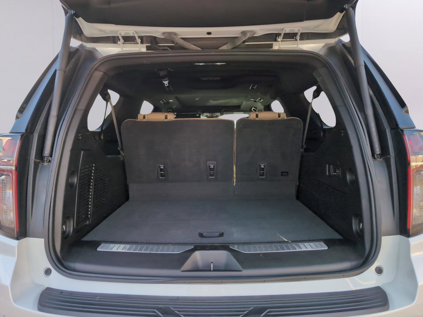 Used 2023 Chevrolet Suburban Premier w/ Premium Package image 30