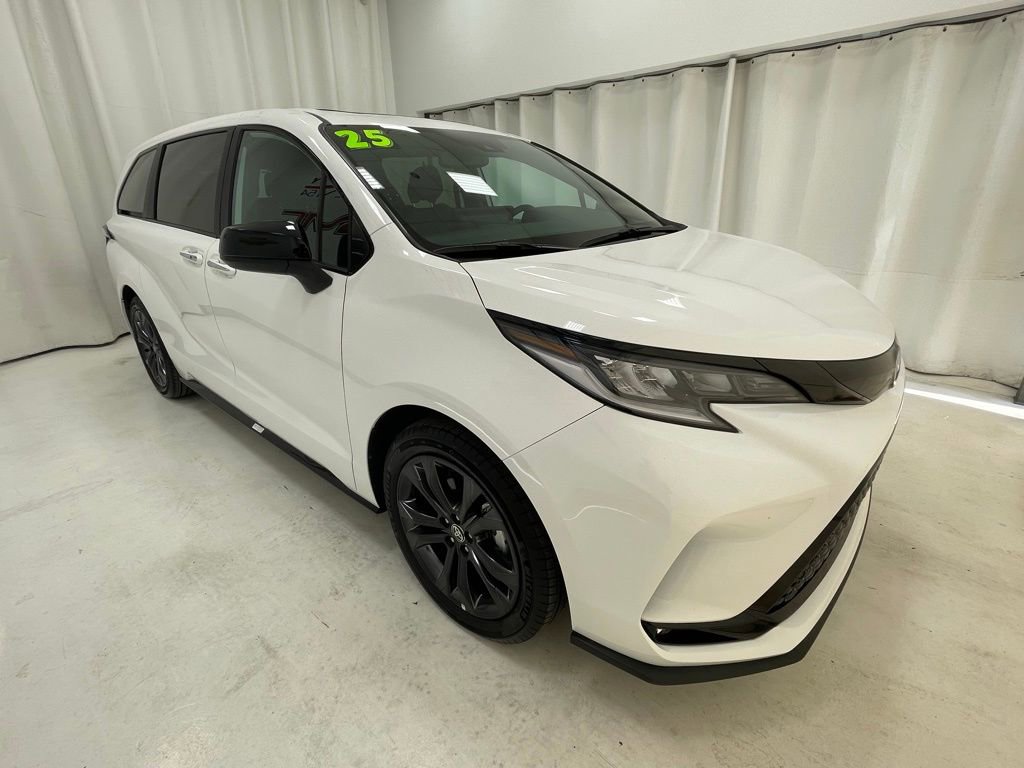 Used 2025 Toyota Sienna XSE image 3
