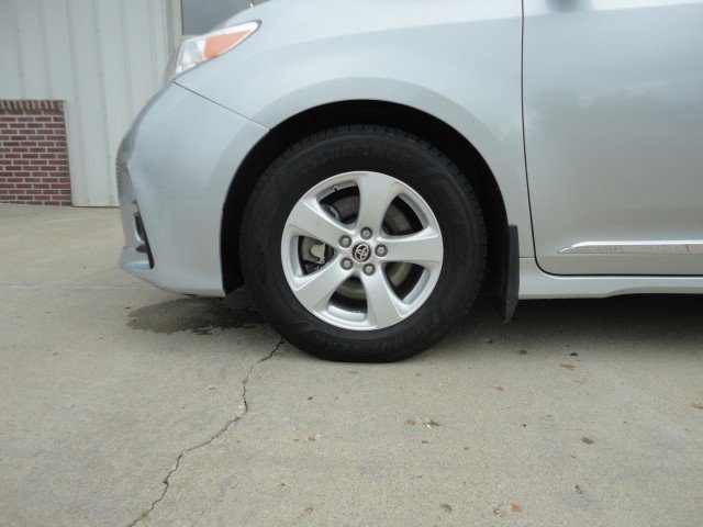 Used 2020 Toyota Sienna LE image 2