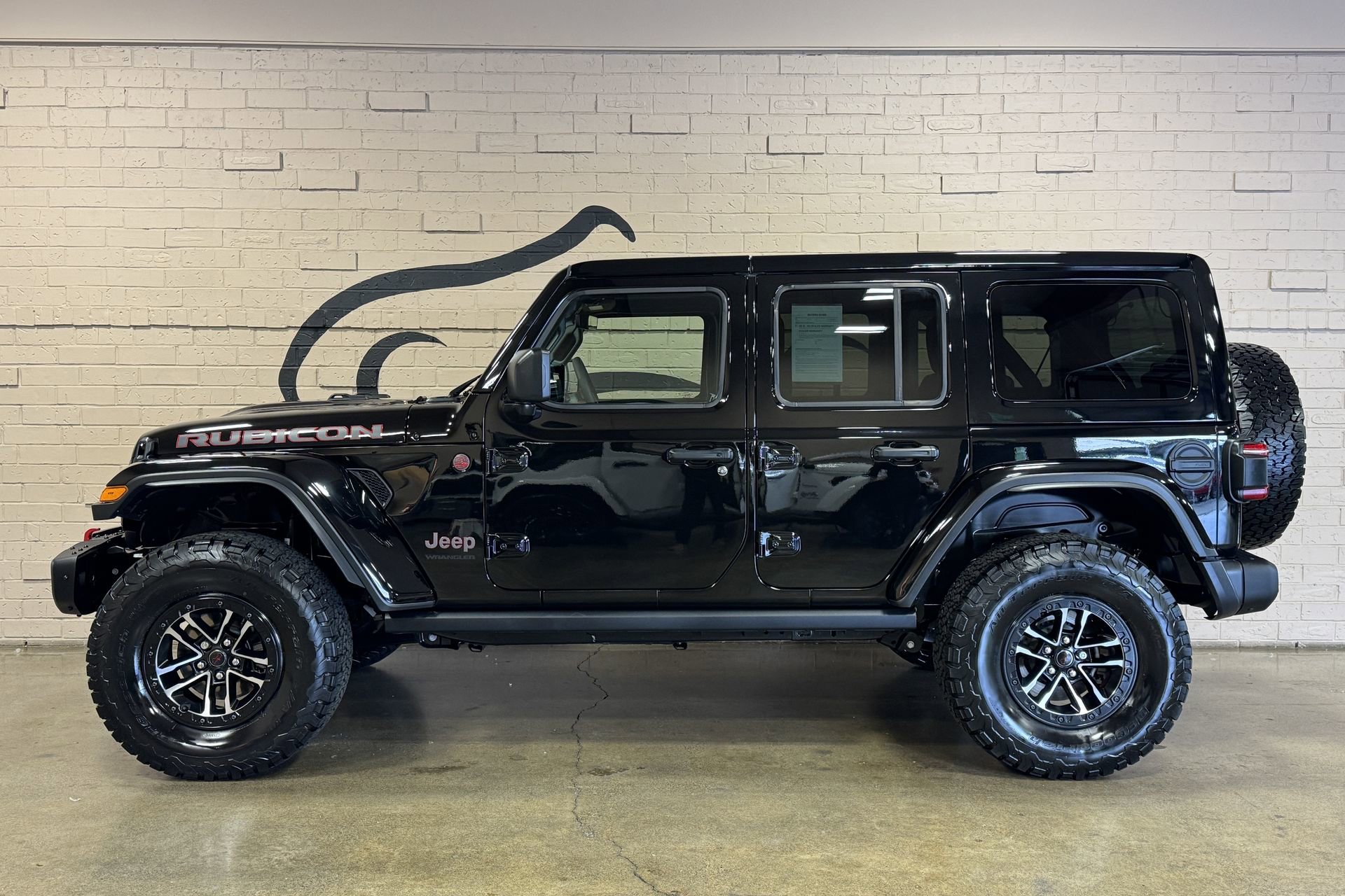 Used 2024 Jeep Wrangler Unlimited Rubicon AWD/4WD image 9