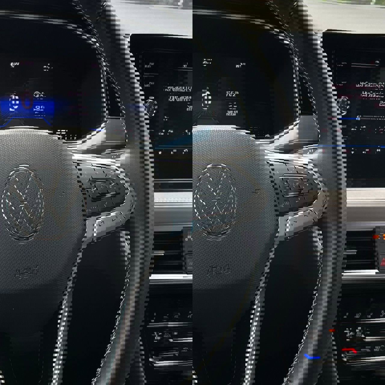 Used 2025 Volkswagen Taos SE FWD image 14