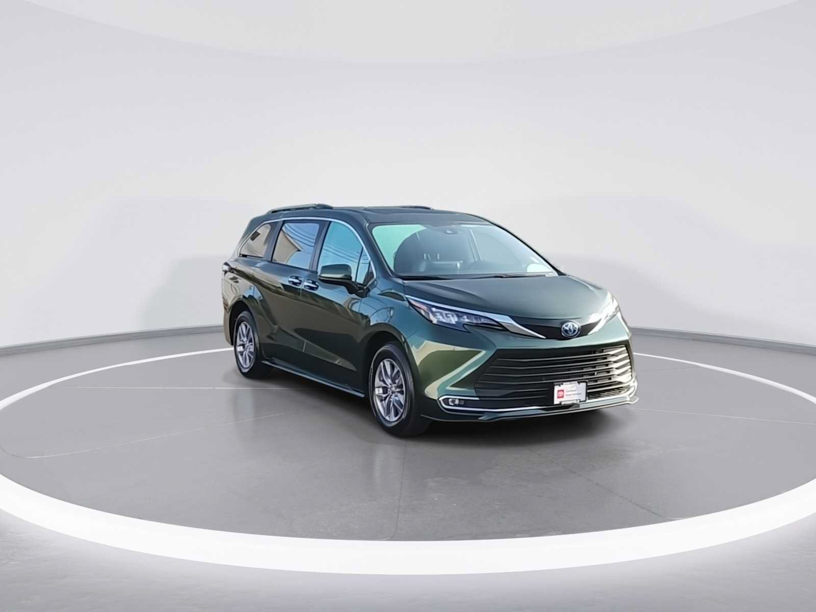 Certified 2024 Toyota Sienna XLE FWD image 2
