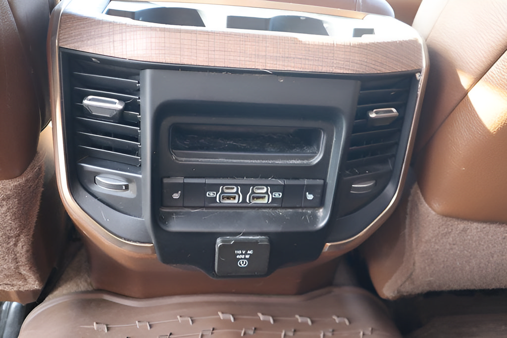 Used 2024 RAM 3500 Limited AWD/4WD image 12