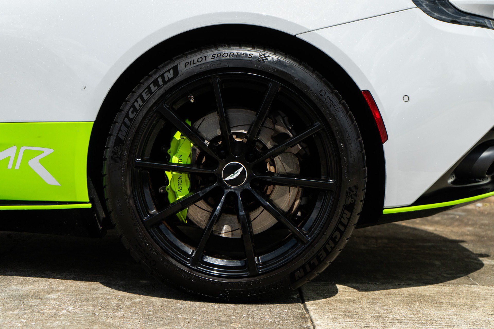 Used 2019 Aston Martin DB11 AMR RWD image 26