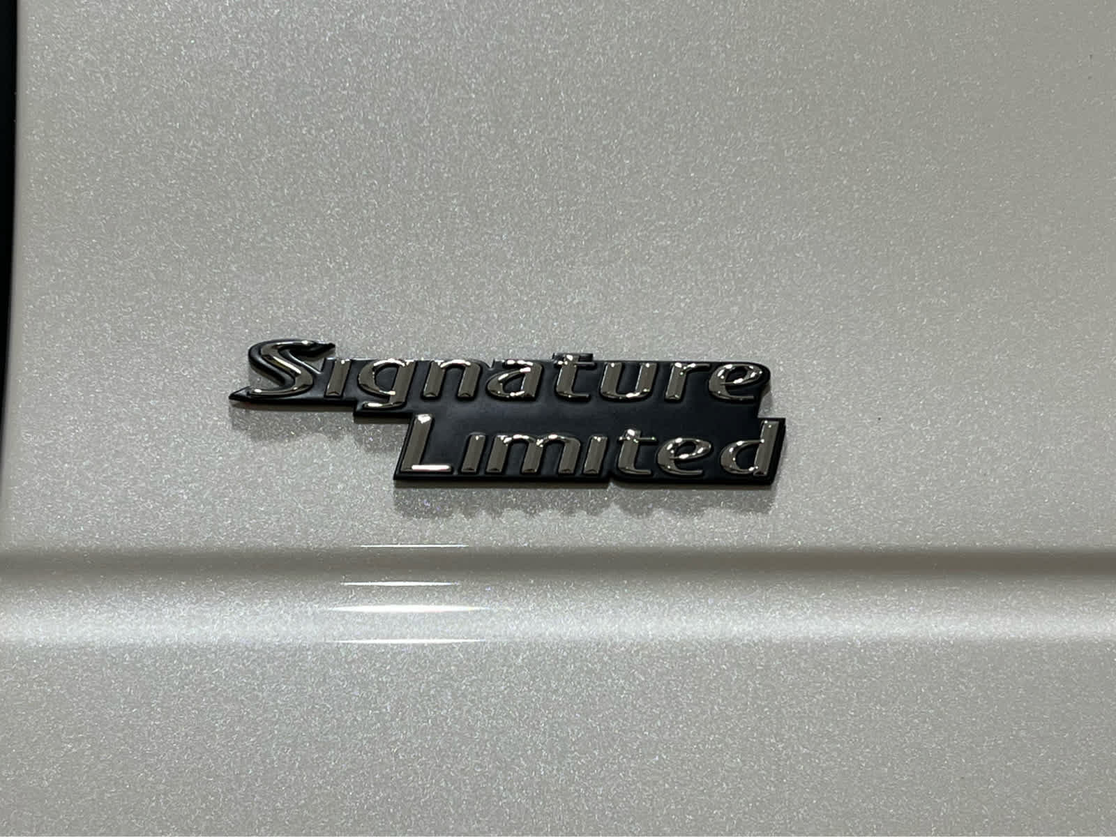 Used 2006 Lincoln Town Car Signature Limited RWD image 5