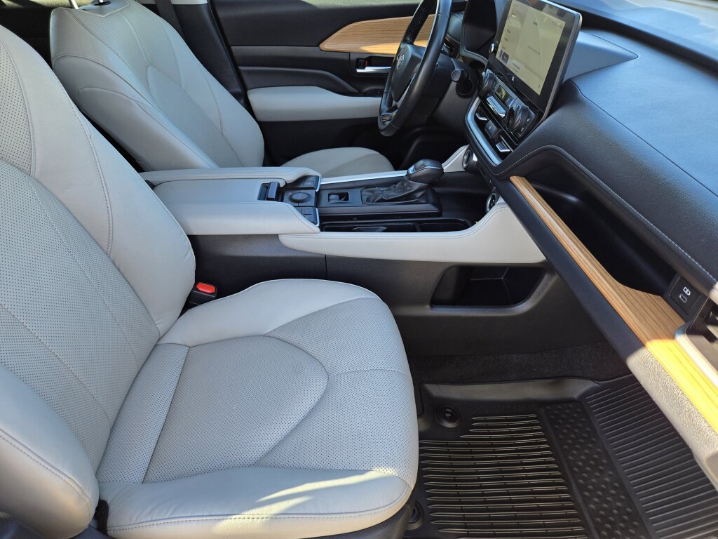 Used 2024 Toyota Grand Highlander AWD image 16