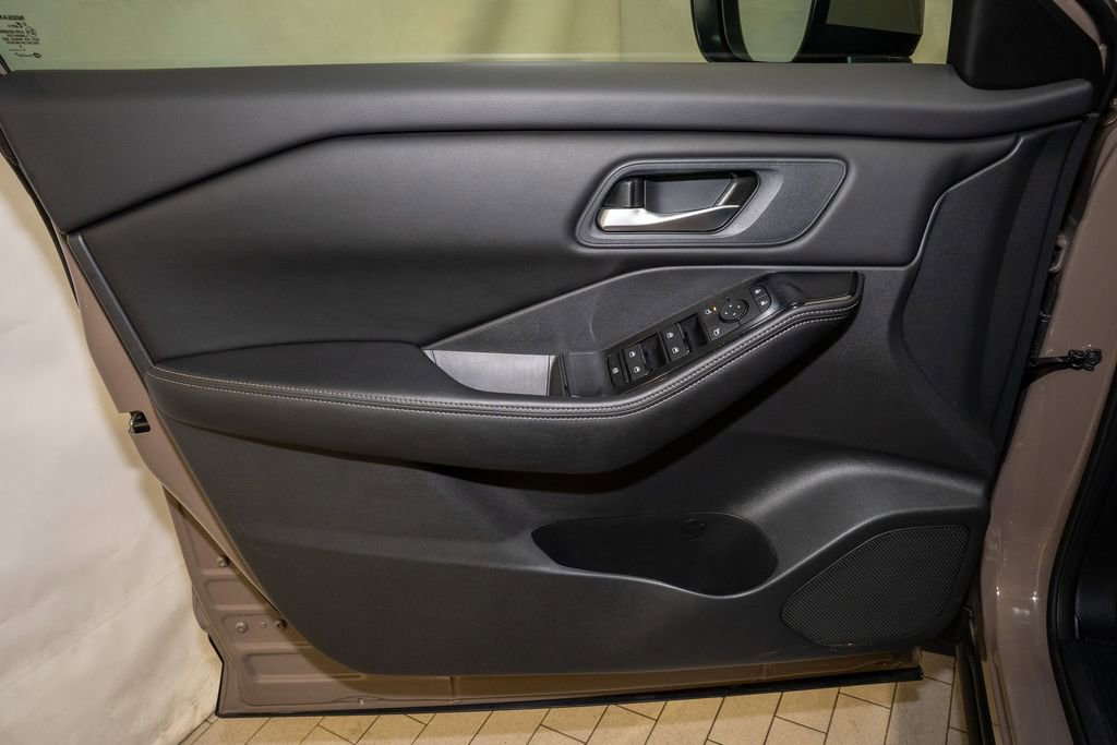 Certified 2025 Nissan Rogue SV image 12