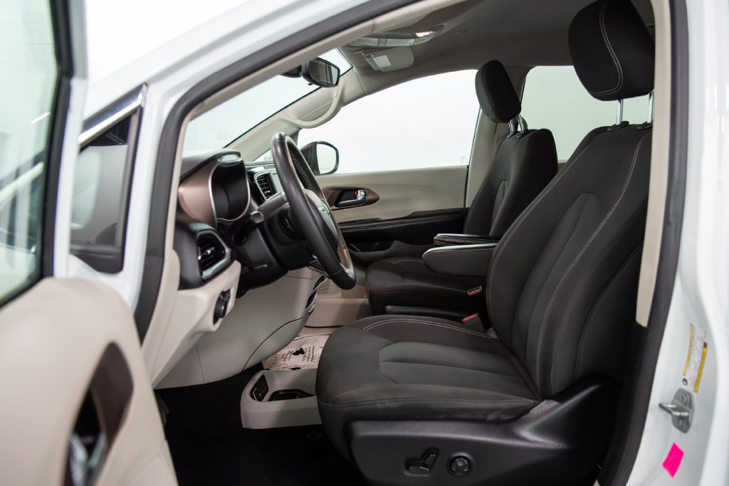 Used 2023 Chrysler Voyager LX FWD image 7