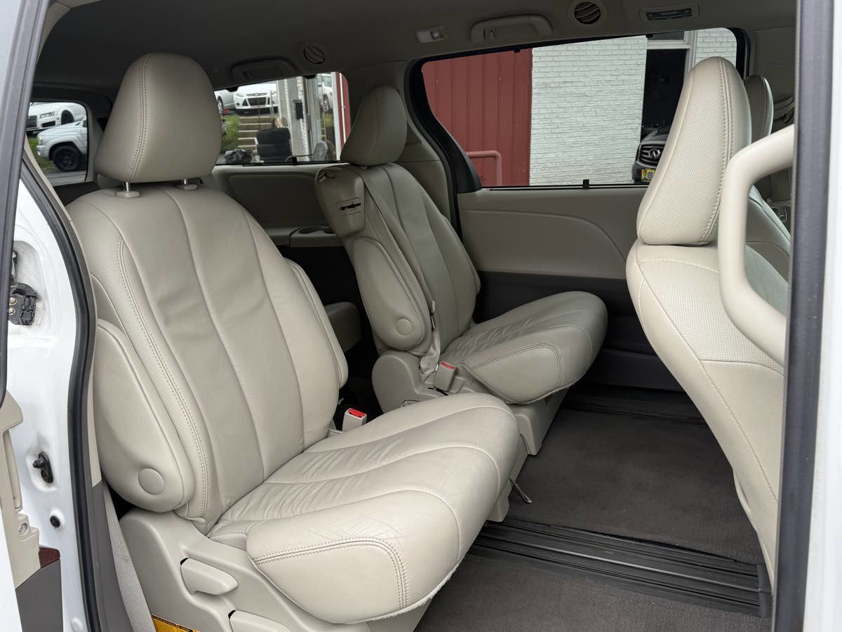 Used 2013 Toyota Sienna XLE image 12