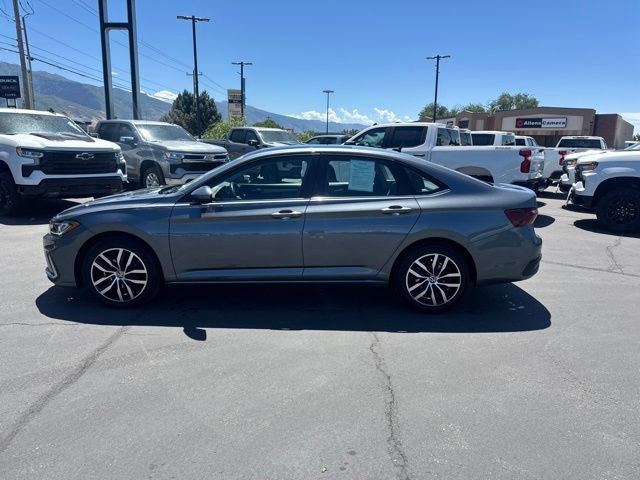 Used 2025 Volkswagen Jetta SE FWD image 4