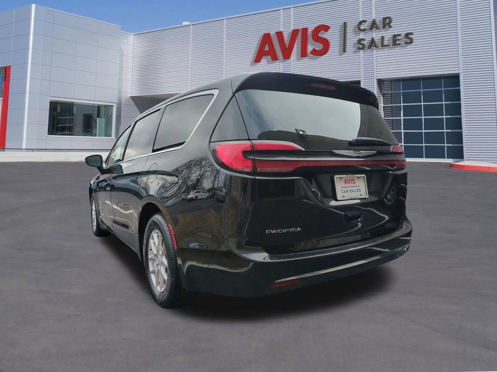 Used 2025 Chrysler Pacifica Select image 9