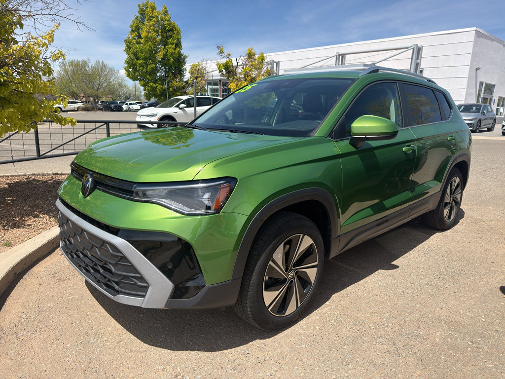 Used 2025 Volkswagen Taos SE AWD/4WD image 1