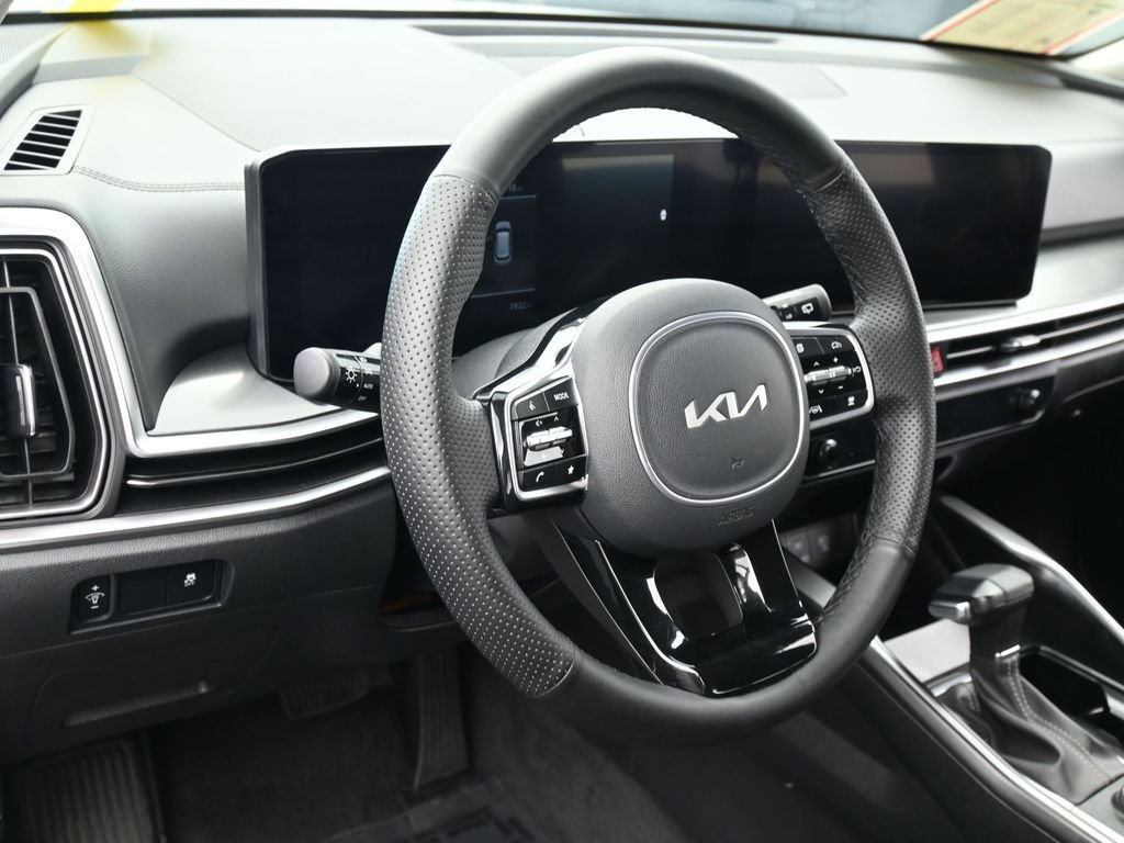 Used 2025 Kia Sorento LX image 14