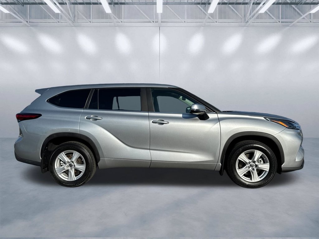 Used 2023 Toyota Highlander LE AWD/4WD image 3