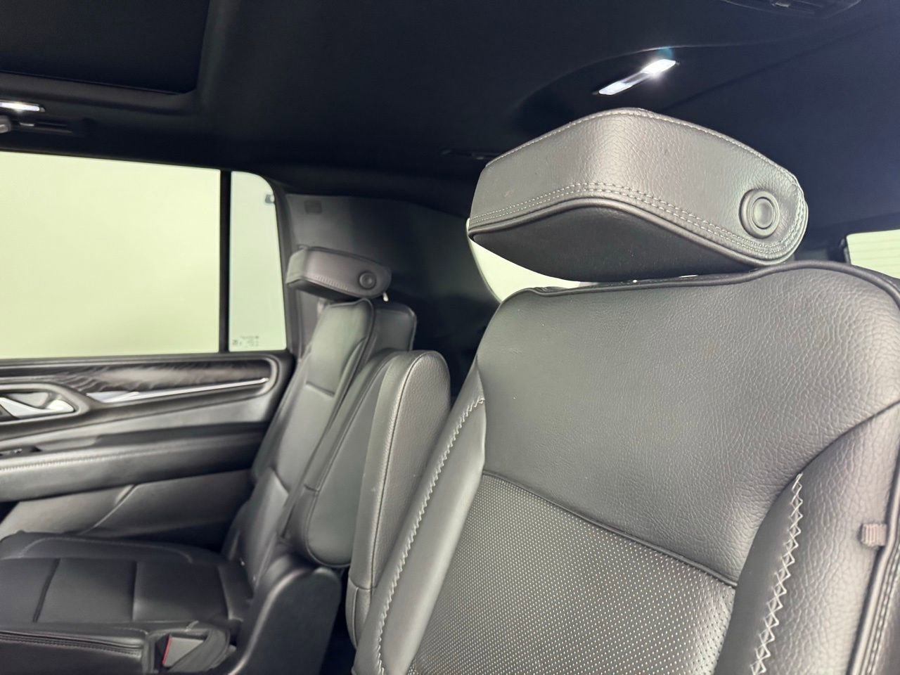 Used 2022 GMC Yukon XL Denali w/ Denali Premium Package image 28