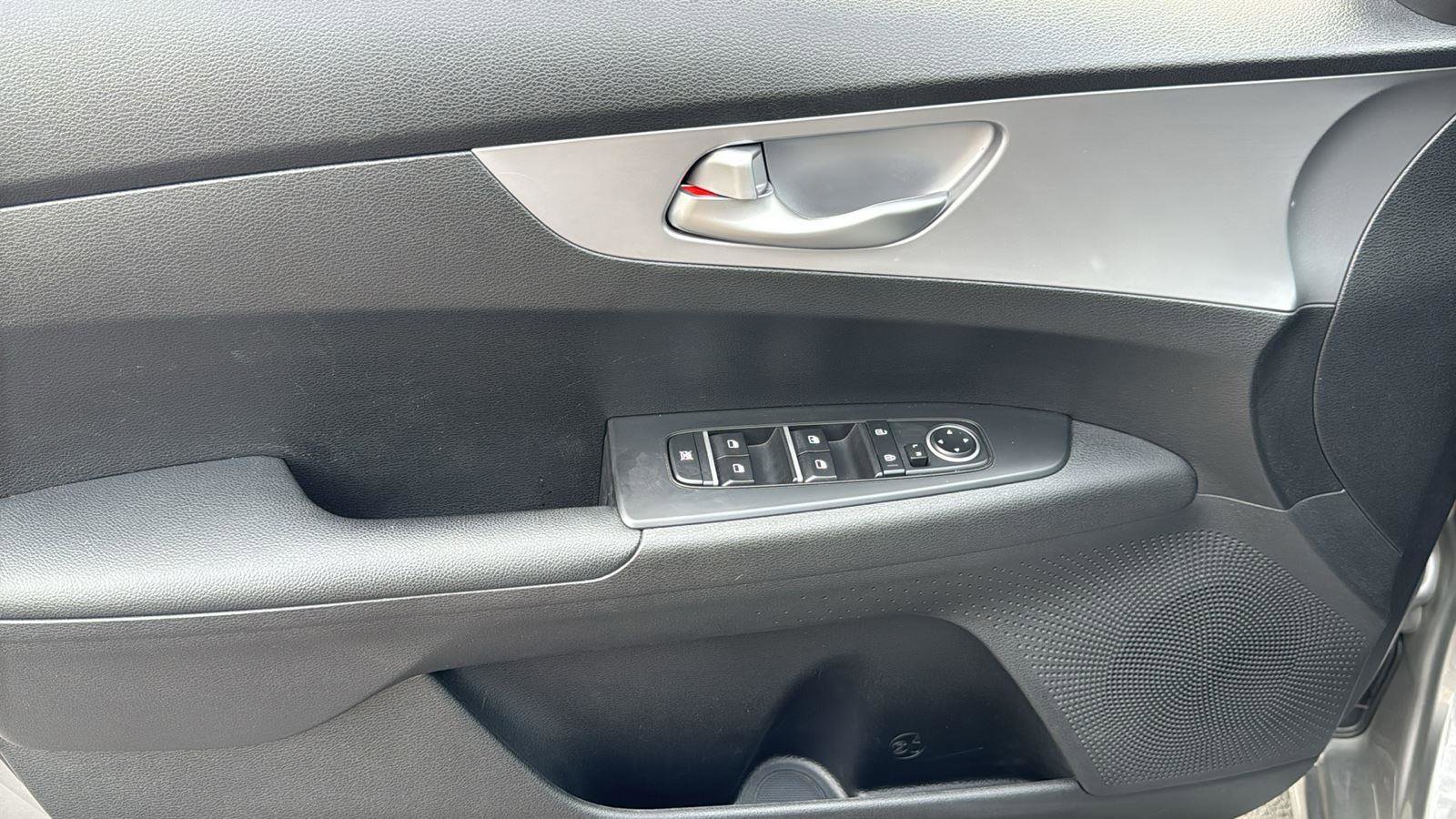 Used 2023 Kia Forte LXS w/ LXS Technology Package image 8